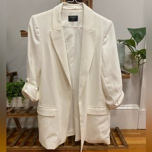 White oversized blazer. Shoulders padded. Worn once. Great condition, no flaws